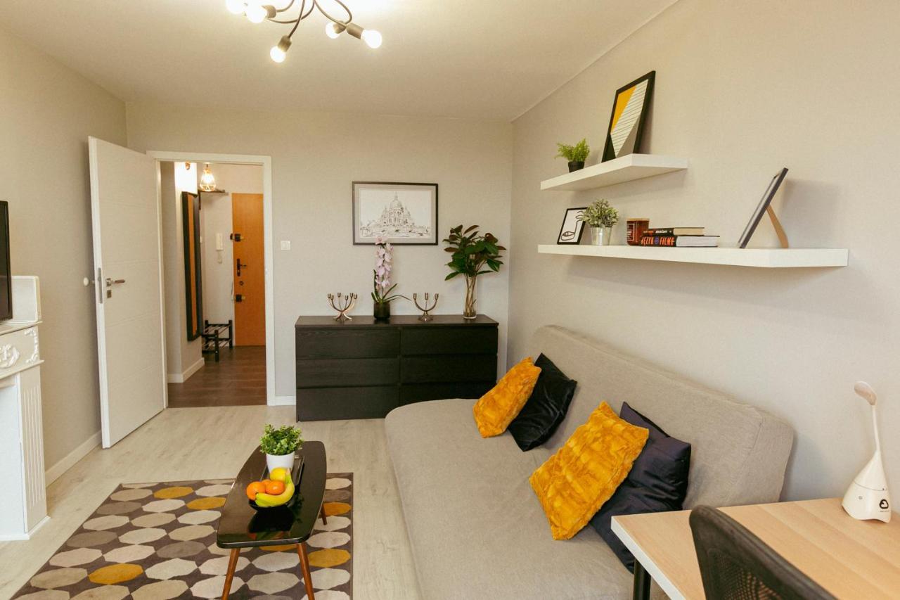 Butas Przechodnia 2 Yellow: Free Parking, Work-friendly, Smart Tv