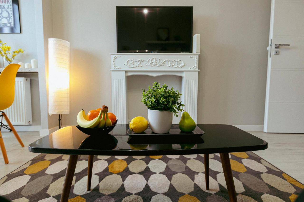 Przechodnia 2 Yellow: Free Parking, Work-friendly, Smart Tv Butas Warsaw