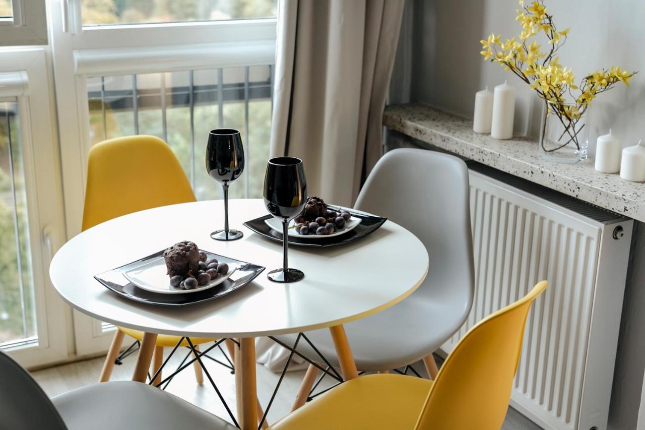 Butas Przechodnia 2 Yellow: Free Parking, Work-friendly, Smart Tv *