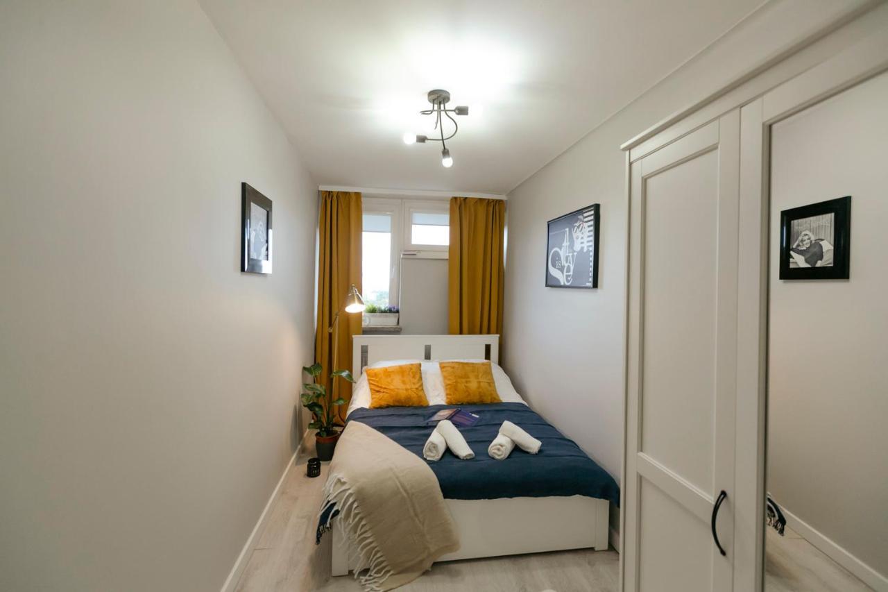 Przechodnia 2 Yellow: Free Parking, Work-friendly, Smart Tv Butas Warsaw