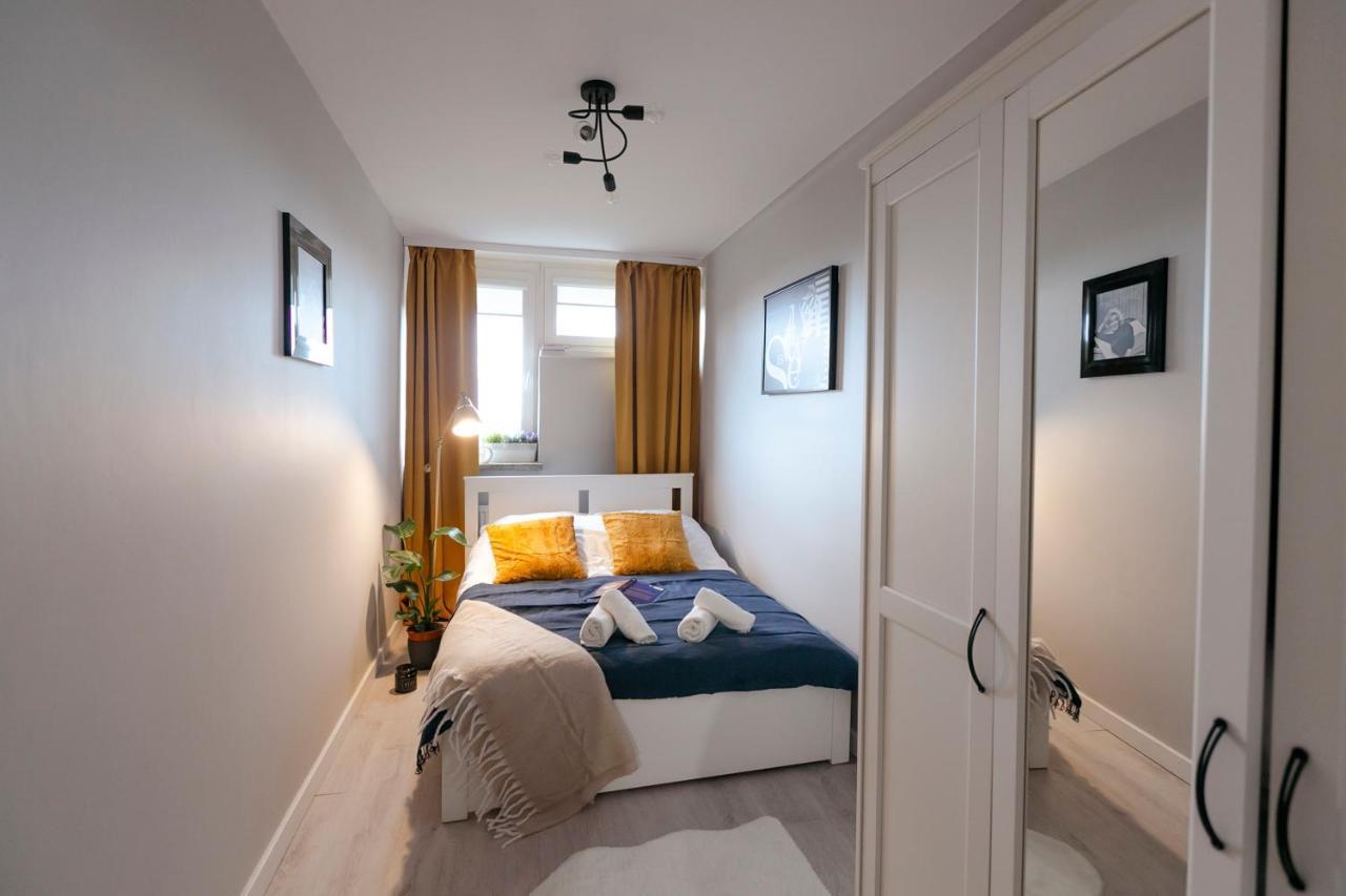 Przechodnia 2 Yellow: Free Parking, Work-friendly, Smart Tv Butas Warsaw