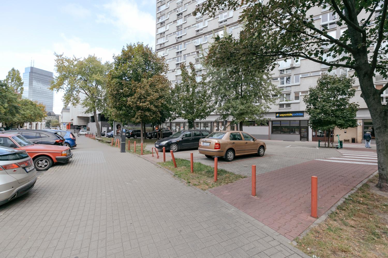 Butas Przechodnia 2 Yellow: Free Parking, Work-friendly, Smart Tv